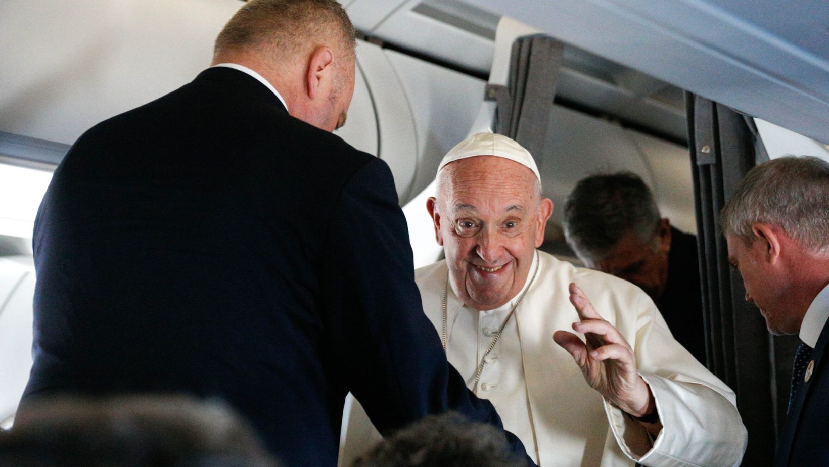 Papa Francesco a Marsiglia. Rupnik un Tabù. Doccia fredda dell'Eliseo: "Non abbiamo nulla di cui vergognarci"