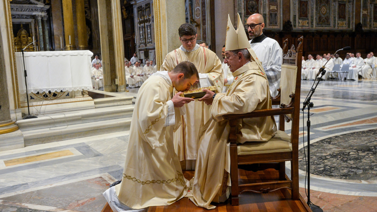 De Donatis ordina 15 nuovi diaconi: "Questo mondo che ci odia è però lo stesso che ci supplica"
