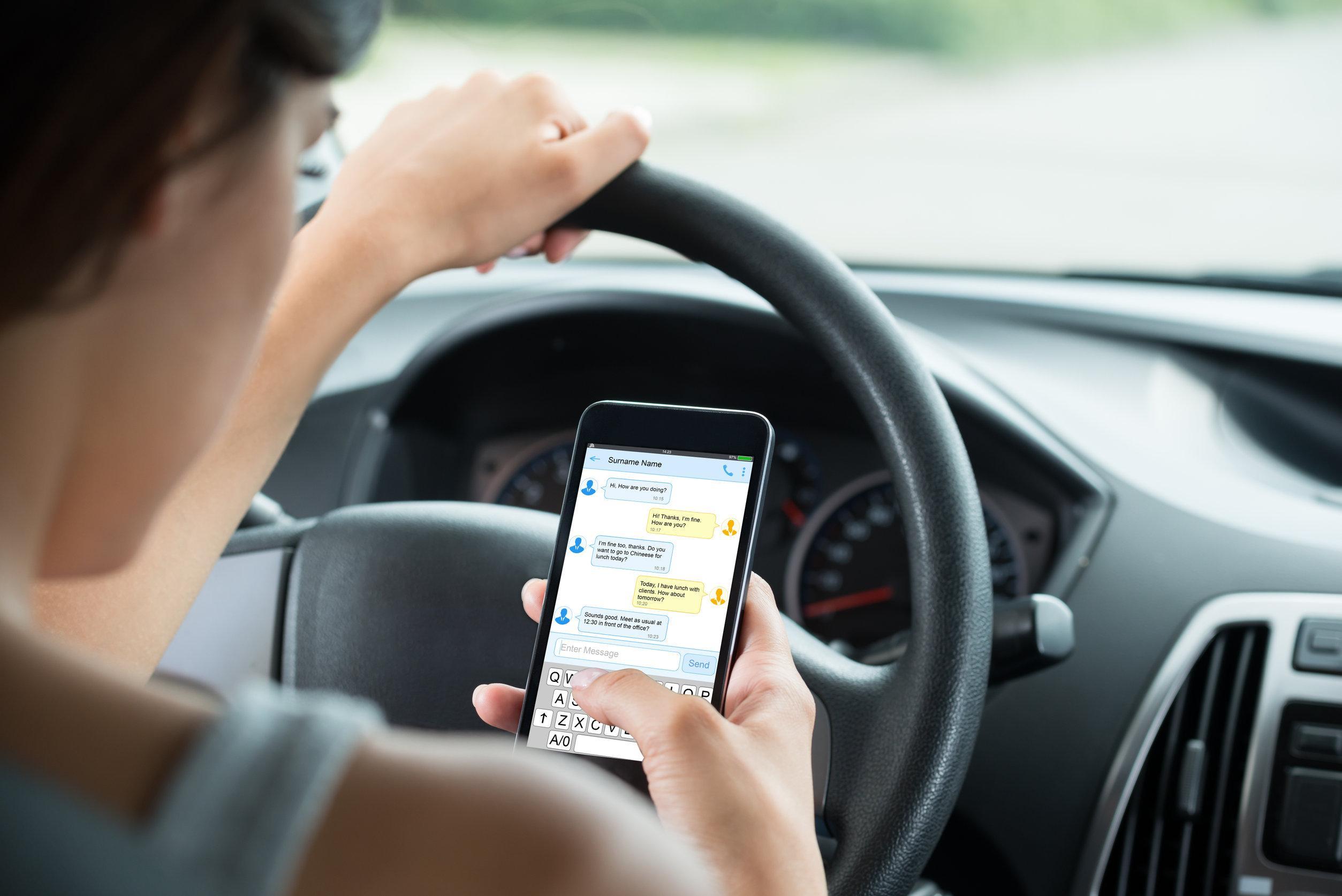 Ma è vero che la nostra «soglia di attenzione è di otto secondi» per colpa dei telefoni?