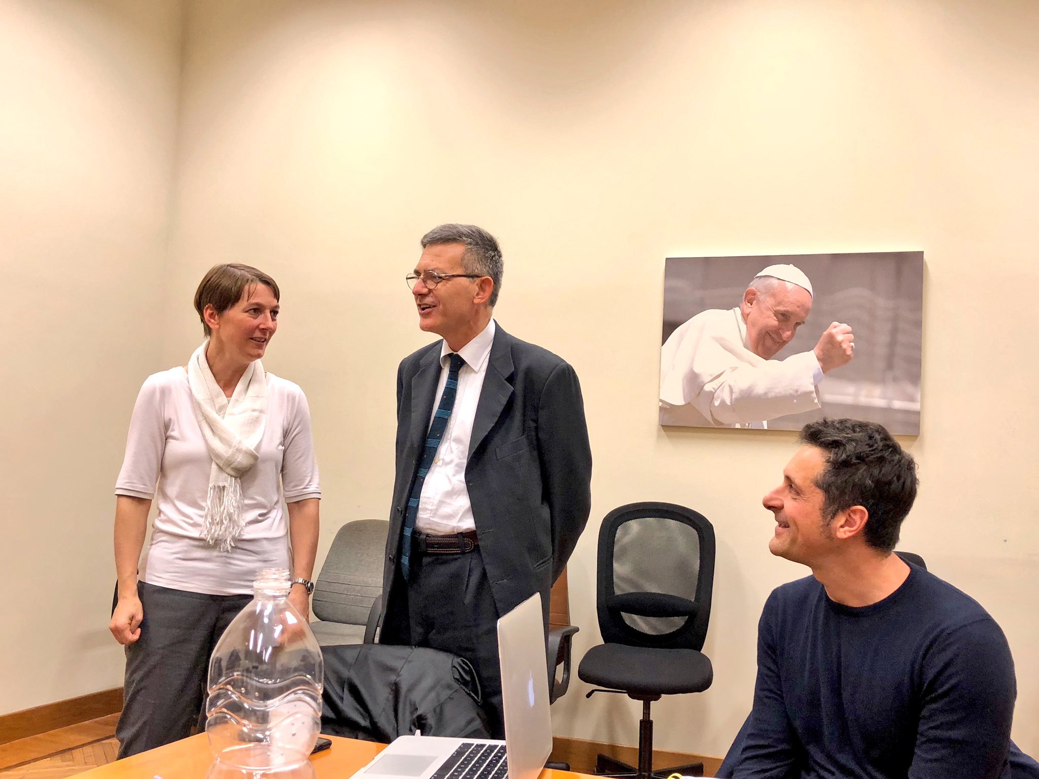 Il paradosso della comunicazione vaticana: le immagini di Rupnik scomparse senza dare spiegazioni