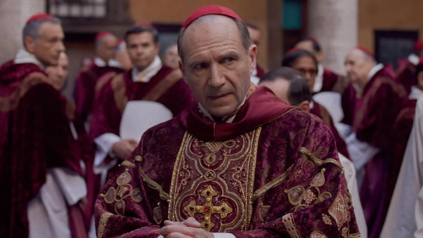 Film "Conclave". Arcidiocesi di Milano e vescovi italiani promuovono una pellicola agghiacciante