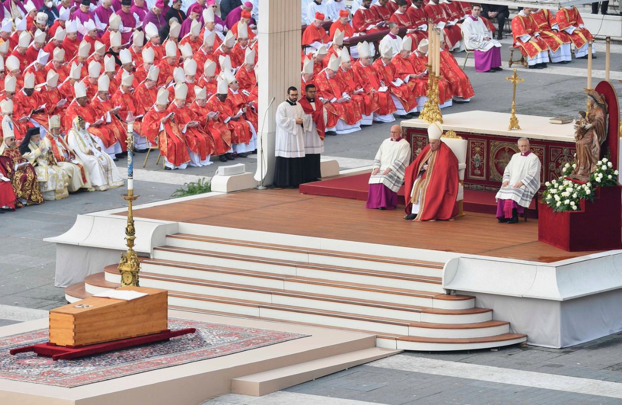 Niente comunione in ginocchio. A San Pietro i cattolici non si possono comunicare
