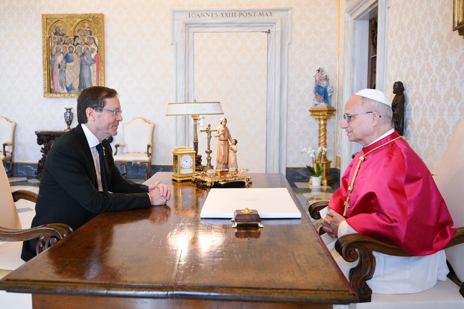 Herzog in Vaticano: la narrazione manipolata sull’incontro con Leone XIV
