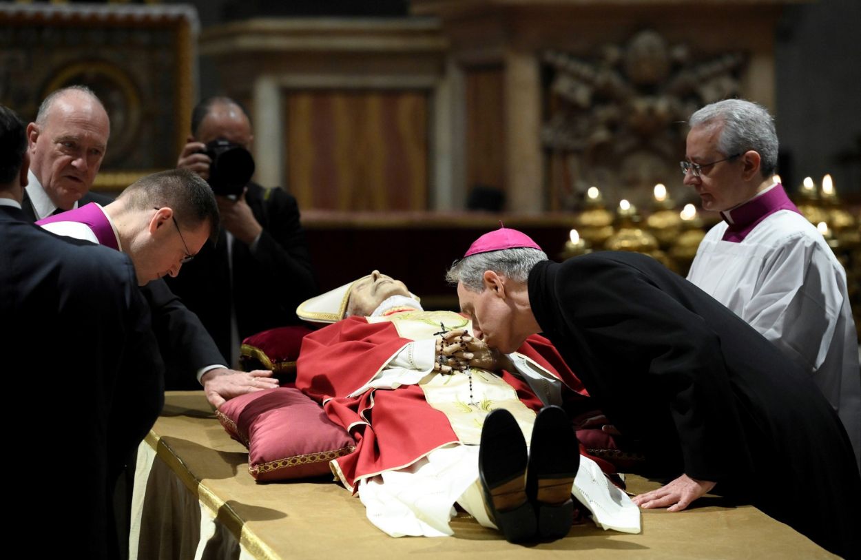 Benedetto XVI, martire della Verità. La traslazione della salma