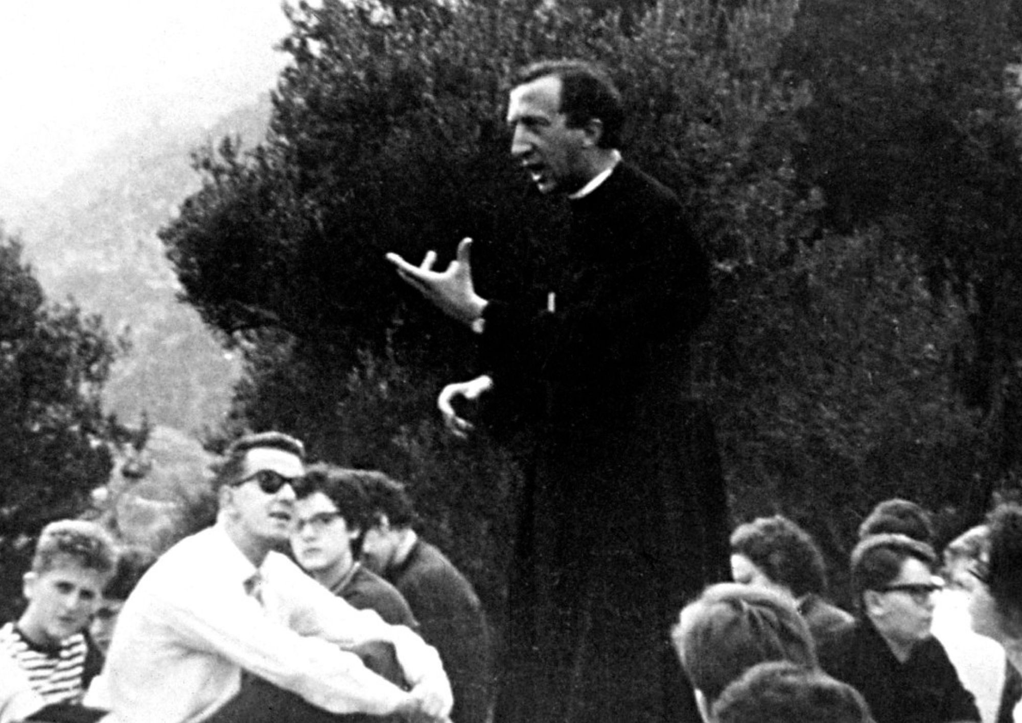 Giussani sotto accusa per il “primato dell’esperienza”: una storia degli anni ’60 che parla alle tensioni odierne