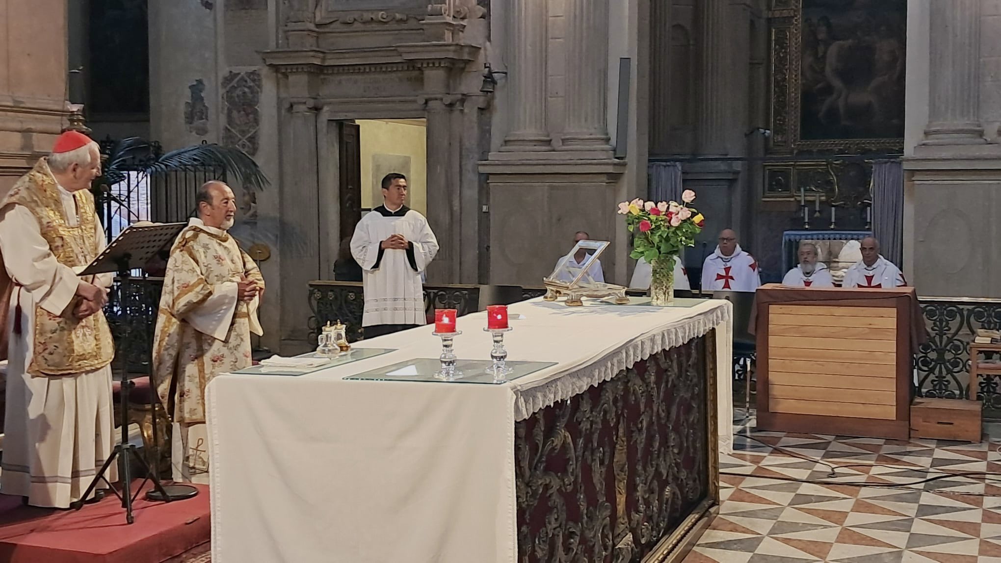 La CEI scrive ai vescovi, Zuppi celebra con i Templari: chi prende in giro chi?