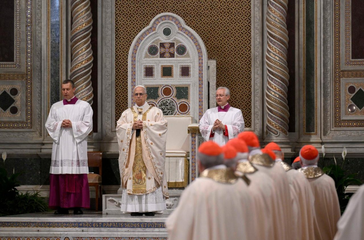 Leone XIV: «Per voi e con voi sono romano». L'insediamento sulla Cathedra Romana
