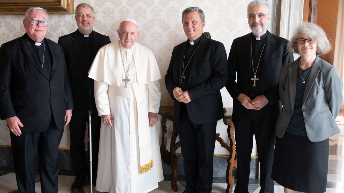 Hollerich gioca con il fuoco. In gioco c'è la natura sacramentale della Chiesa