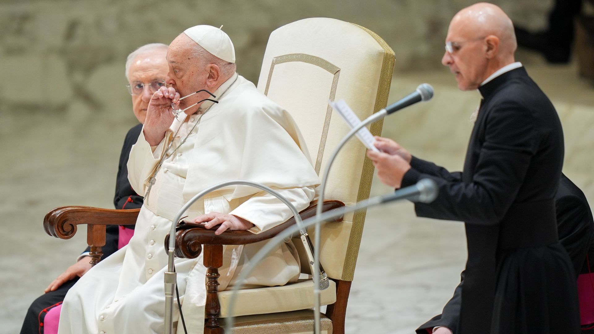 «La prognosi del Papa resta riservata». I medici parlano di quadro clinico complesso