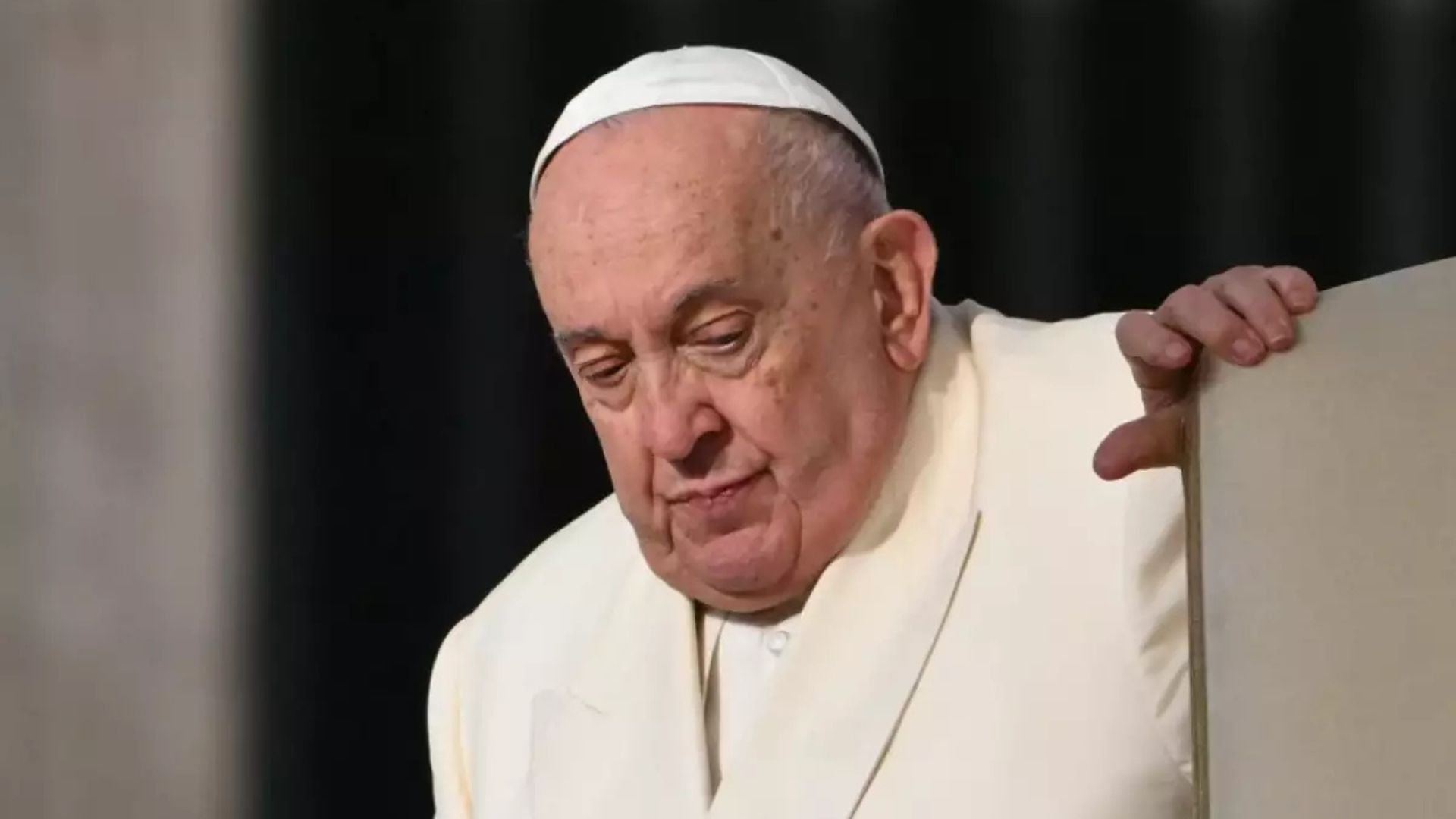 I medici: «Broncospasmo, vomito con inalazione». Peggiora il quadro respiratorio di Papa Francesco. 