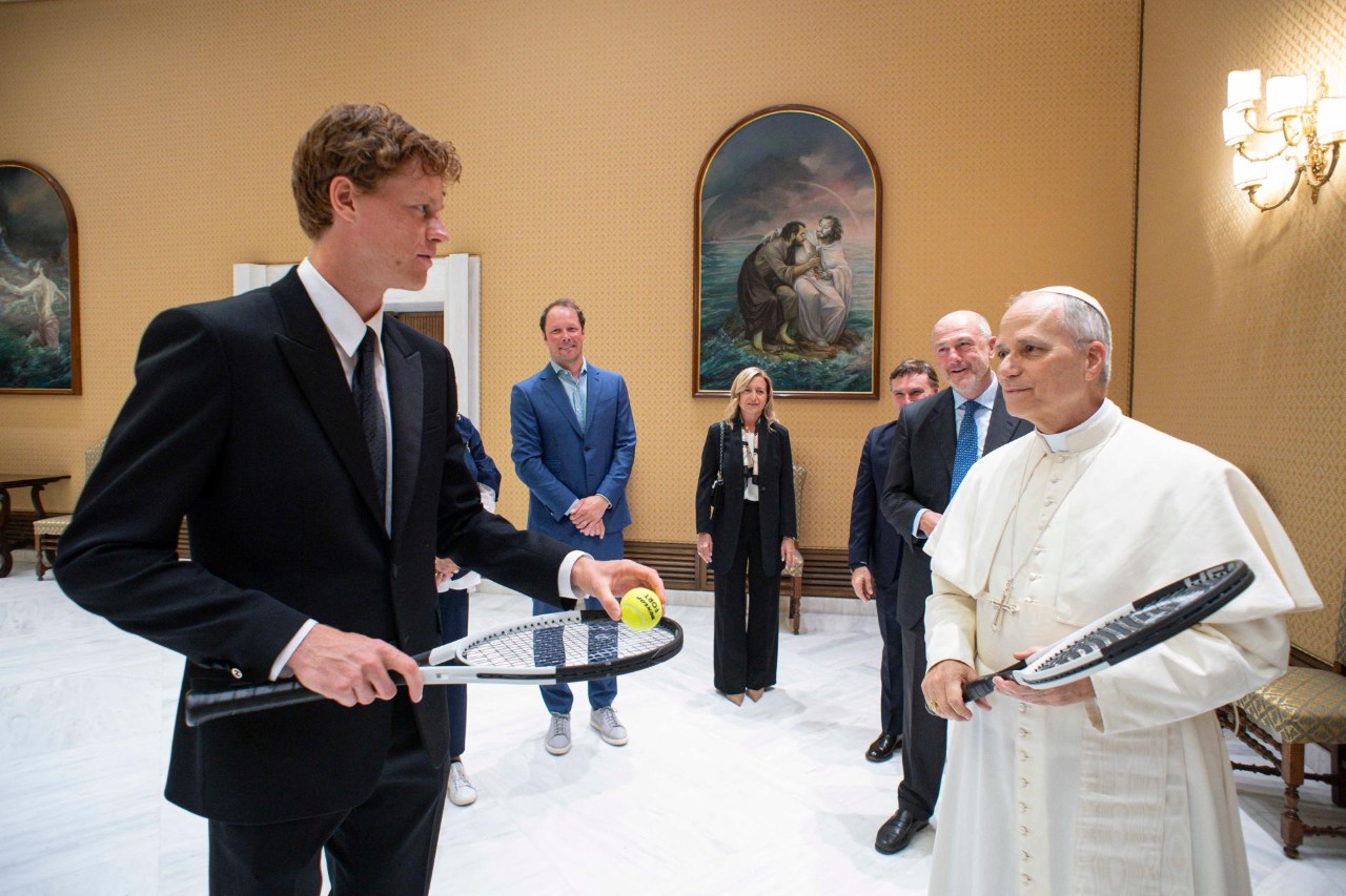 'Qui si rompe tutto': l’ironia di Leone XIV accoglie Sinner in Vaticano