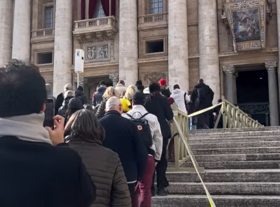 Primo giorno di Giubileo. A San Pietro il caos