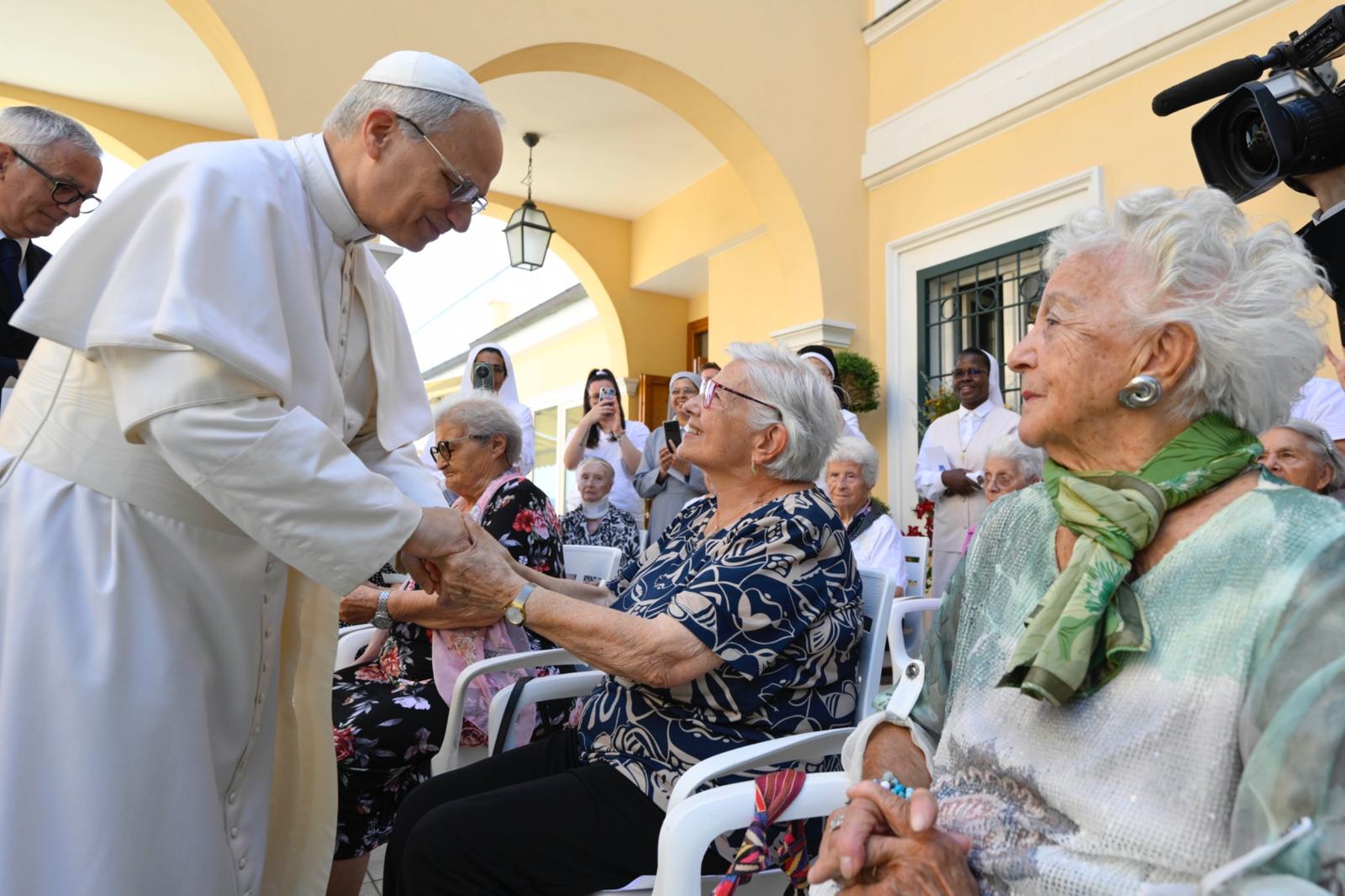 Leo XIV Visits Elderly Residents at a Retirement Home