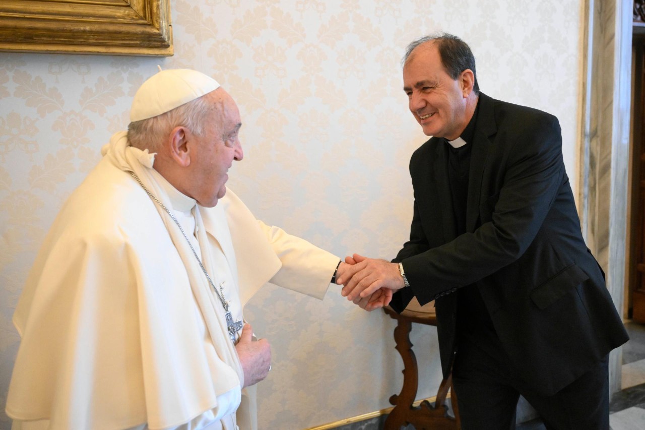 Ultim'ora. Papa Francesco cade. Contusione al braccio. 
