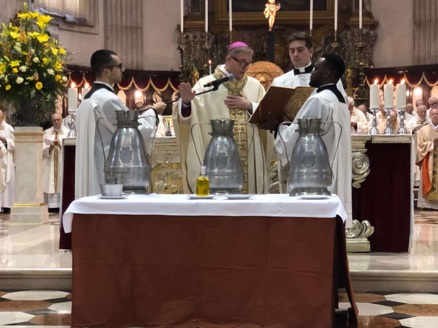 Messa del Crisma. Tremolada: «L'onore che il Signore ci ha fatto viene dalla grazia e domanda la carità»