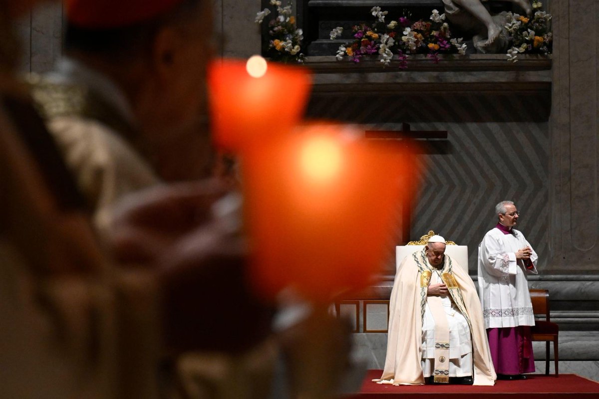 Papa Francesco nella Notte Santa: «Alziamo lo sguardo verso il Risorto»