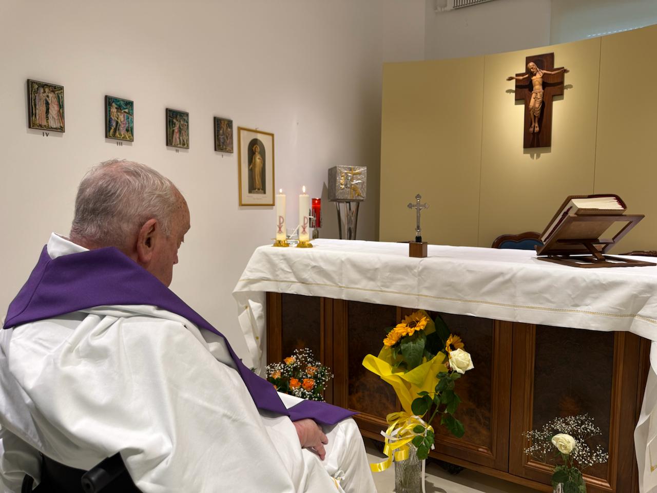 Il Papa concelebra e risponde bene alla terapia. Ecco la prima foto