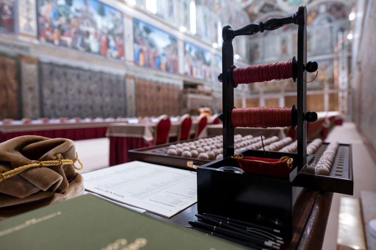 Conclave. Oltre le porpore