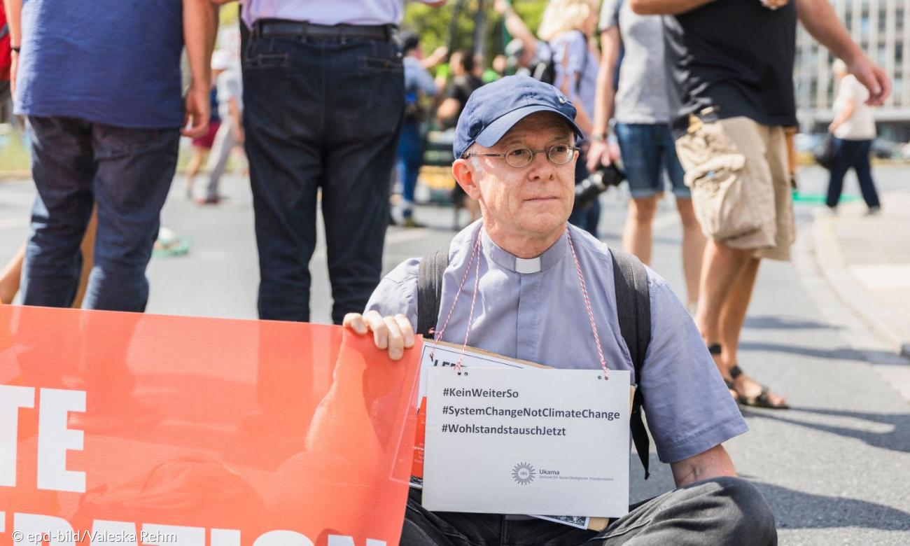Il gesuita attivista arrestato. I gesuiti si chiedono: "Padre Arturo Sosa è ancora vivo?"