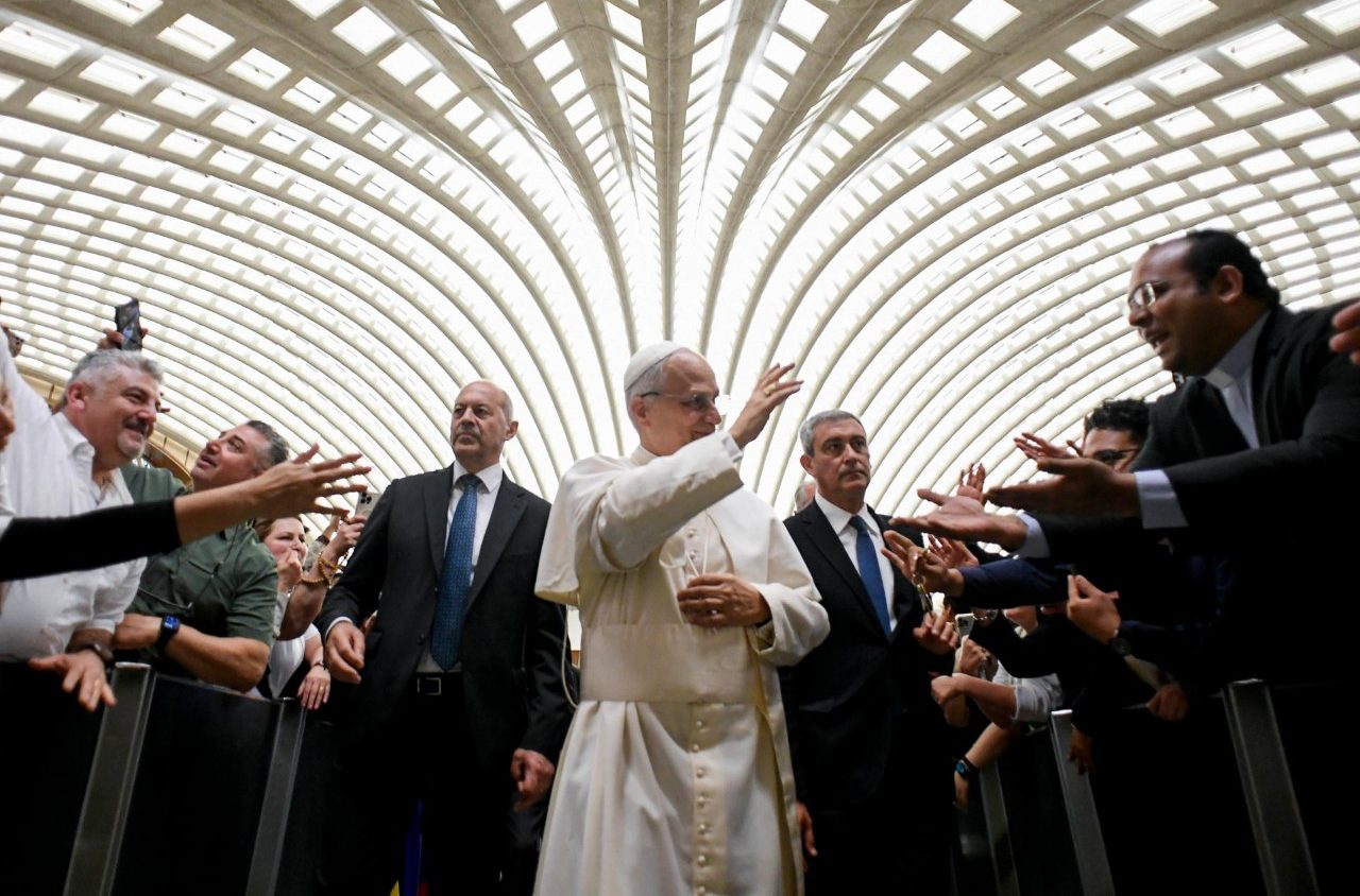 Contro il culto dell’immagine: il gesto silenzioso e gentile di Leone XIV