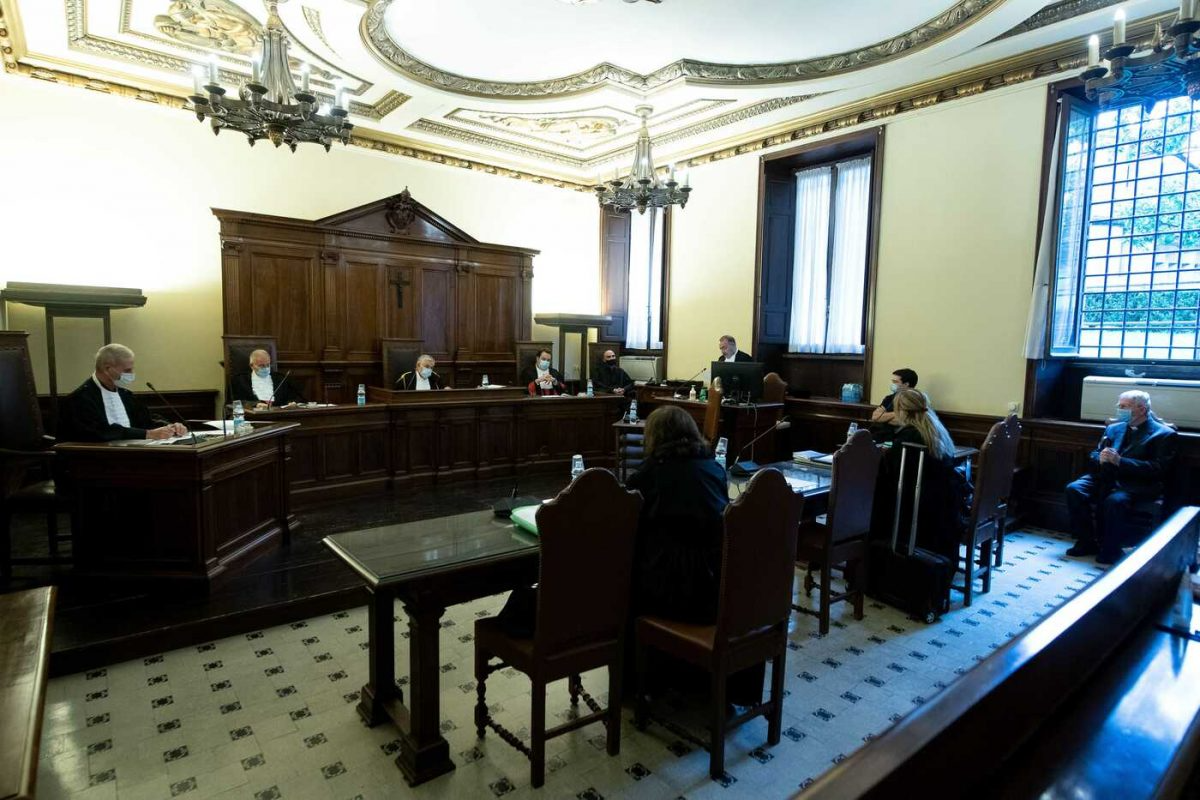 «La nostra Legge giudica forse un uomo prima di averlo ascoltato e di sapere ciò che fa?»