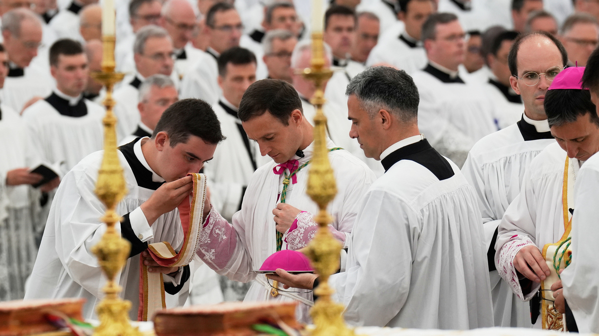 ¿Custodios de la Tradición? En Écône cambiaron el rito para no decir la verdad