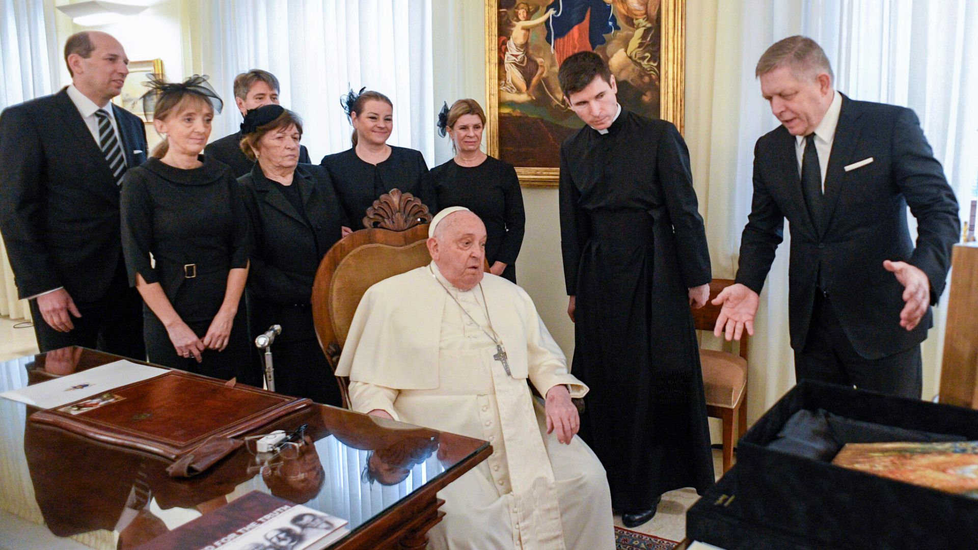 Papa Francesco. I medici sciolgono la prognosi: «Resta in ospedale per continuare la terapia»