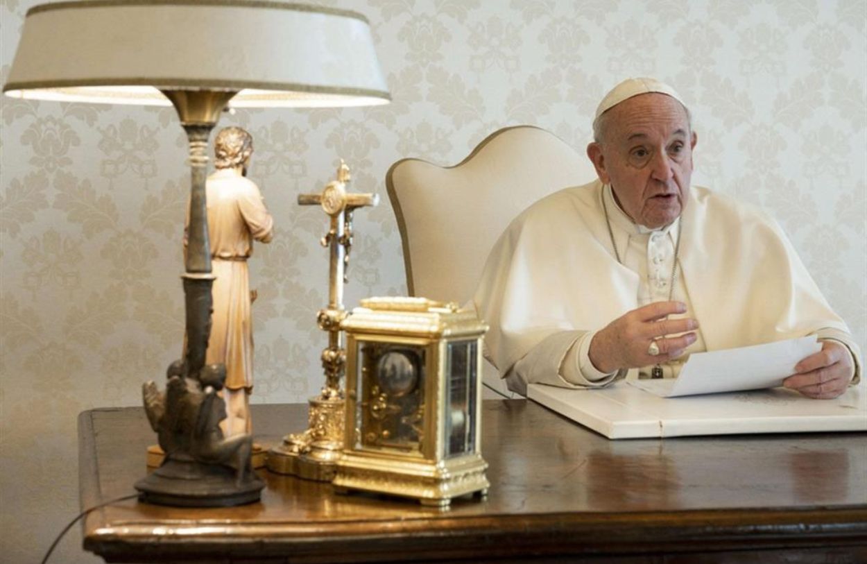 Francesco firma la Lettera Apostolica Totum Amoris est