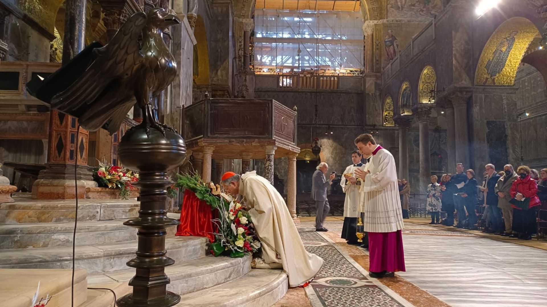 Il Patriarca di Venezia nella Solennità del Natale: «per accogliere bisogna esser disposti ad amare»