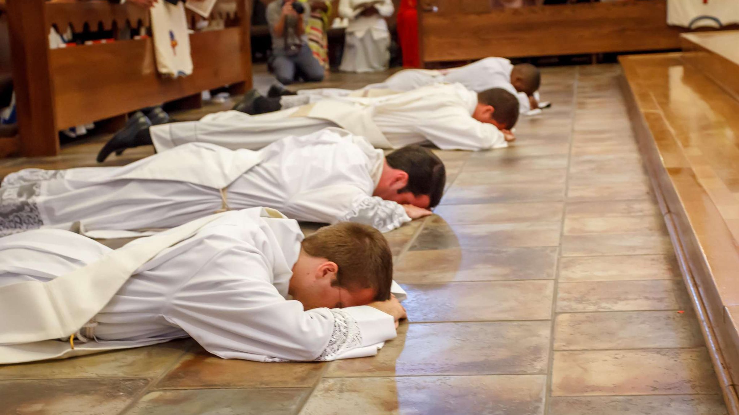 Diacono concelebra Eucarestia. Sospesa l'ordinazione e ora?