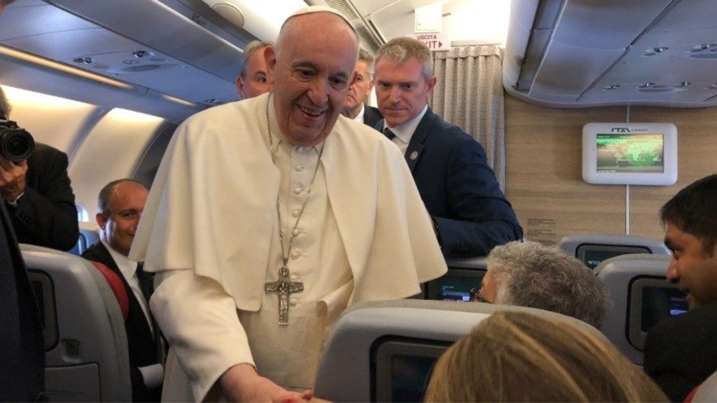 Papa Francesco sul volo di ritorno dal Portogallo: Comunione ai divorziati si ma i preti gay no