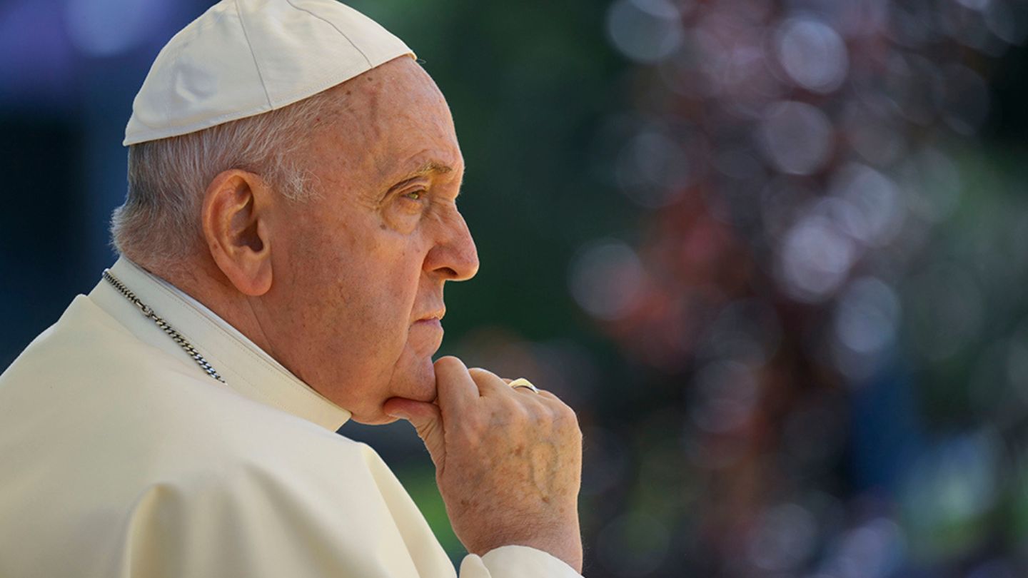 Papa Francesco: i preti rigidi (tradizionalisti) conducono una vita immorale. La fiera della generalizzazione