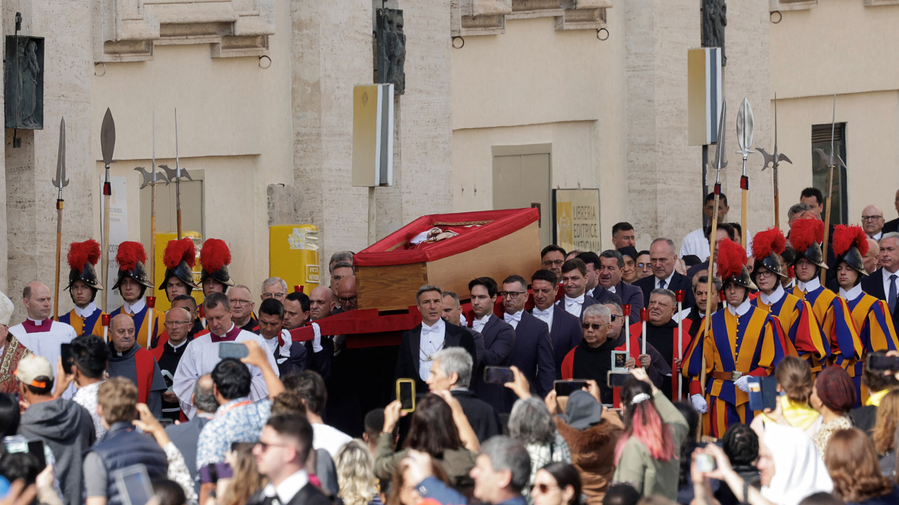 La provvidenza dei calendari: pulmini, esequie e palcoscenico