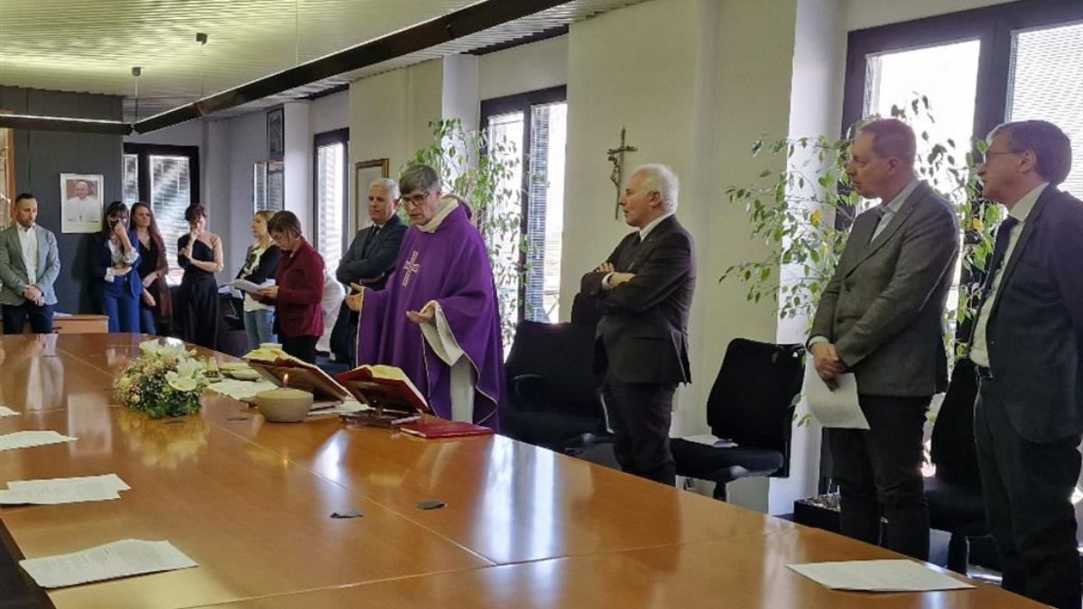 Avvenire: l'élite vuole la "messa a domicilio". E guai a chi li critica.