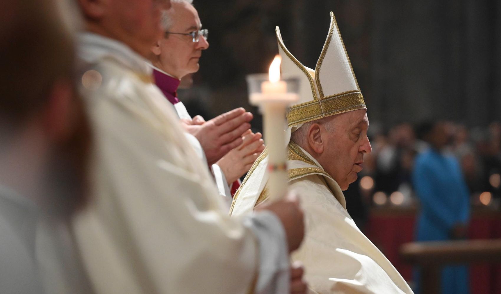 Veglia Pasquale. Francesco: "torniamo al primo incontro con Gesù vivo"
