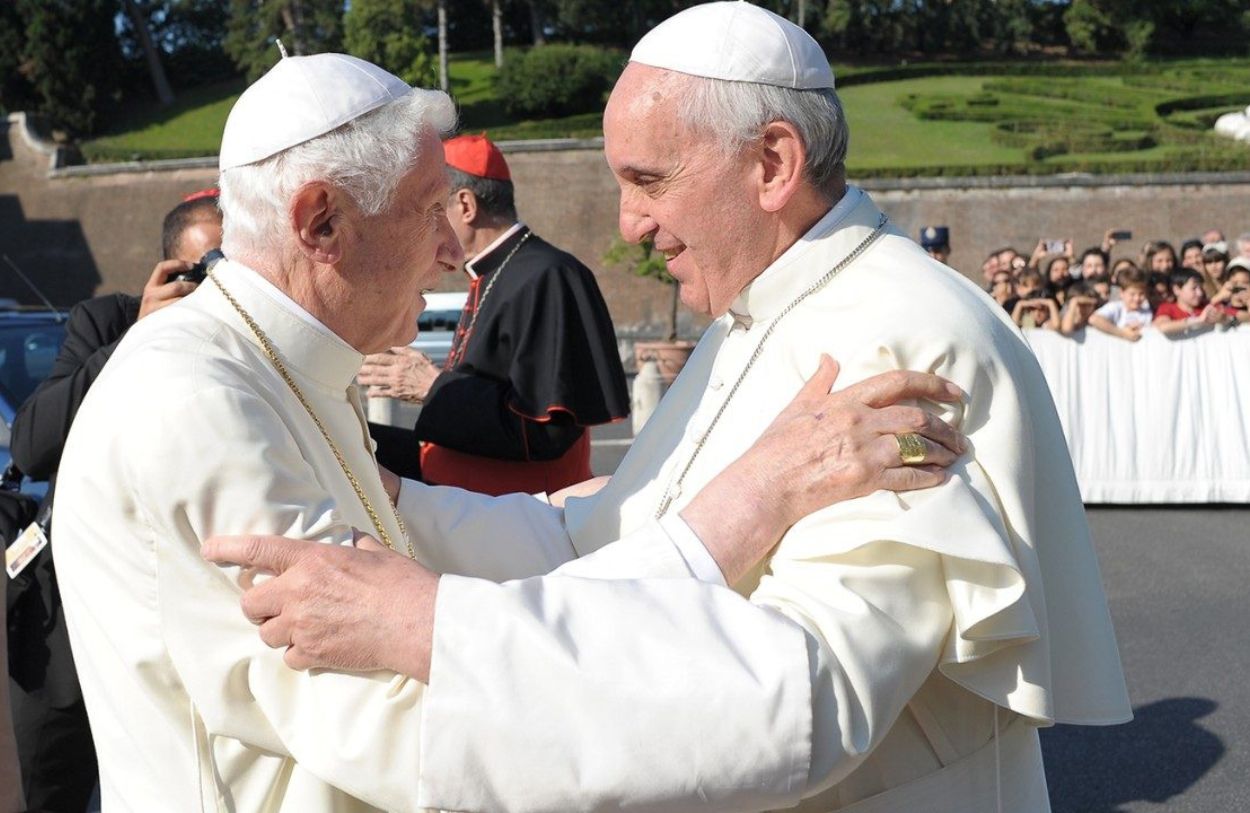Saltano gli altarini. Il funerale di Benedetto XVI rivela il non detto di questi anni
