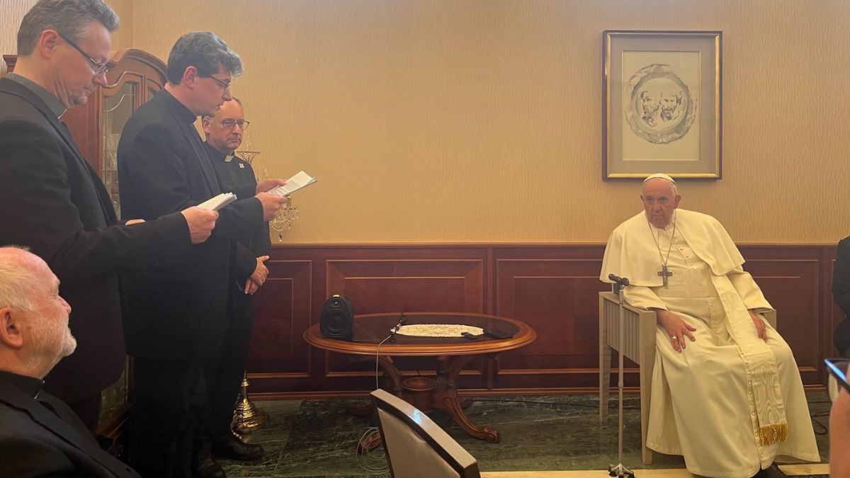 Papa Francesco incalzato da un gesuita ungherese: "Cosa è successo con Ferenc Jálics?"
