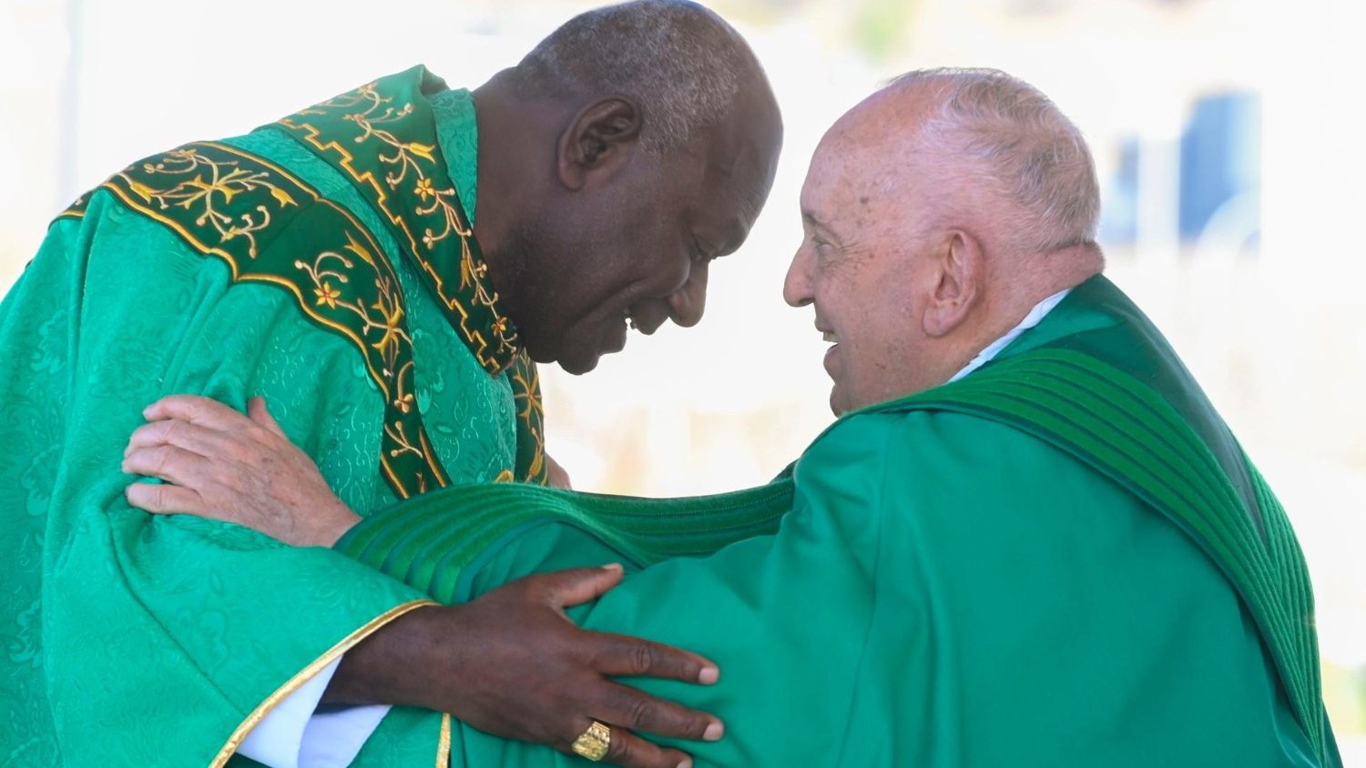 Papa Francesco al Sir John Guise Stadium: «La lontananza da Dio ci porta a sordità interiore e mutismo del cuore»