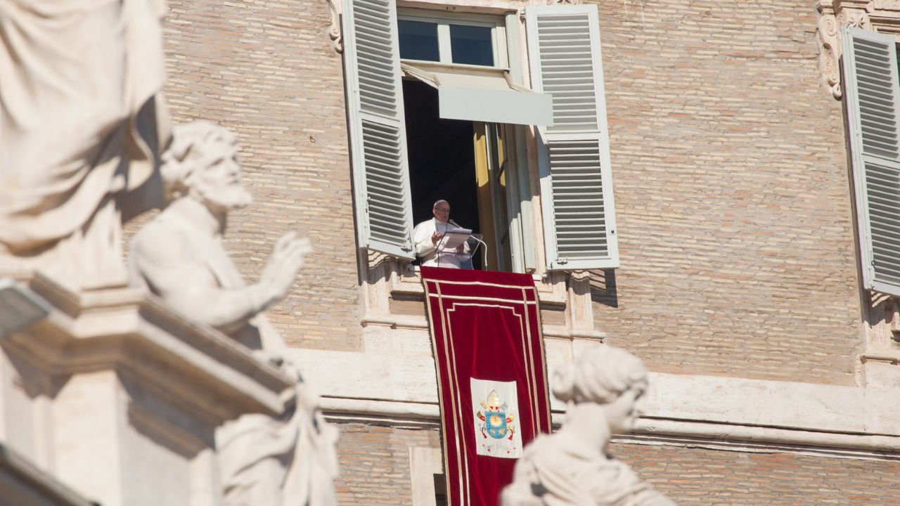 Papa Francesco all'Angelus: «Porto quotidianamente nel cuore la sofferenza delle popolazioni in Palestina e in Israele»