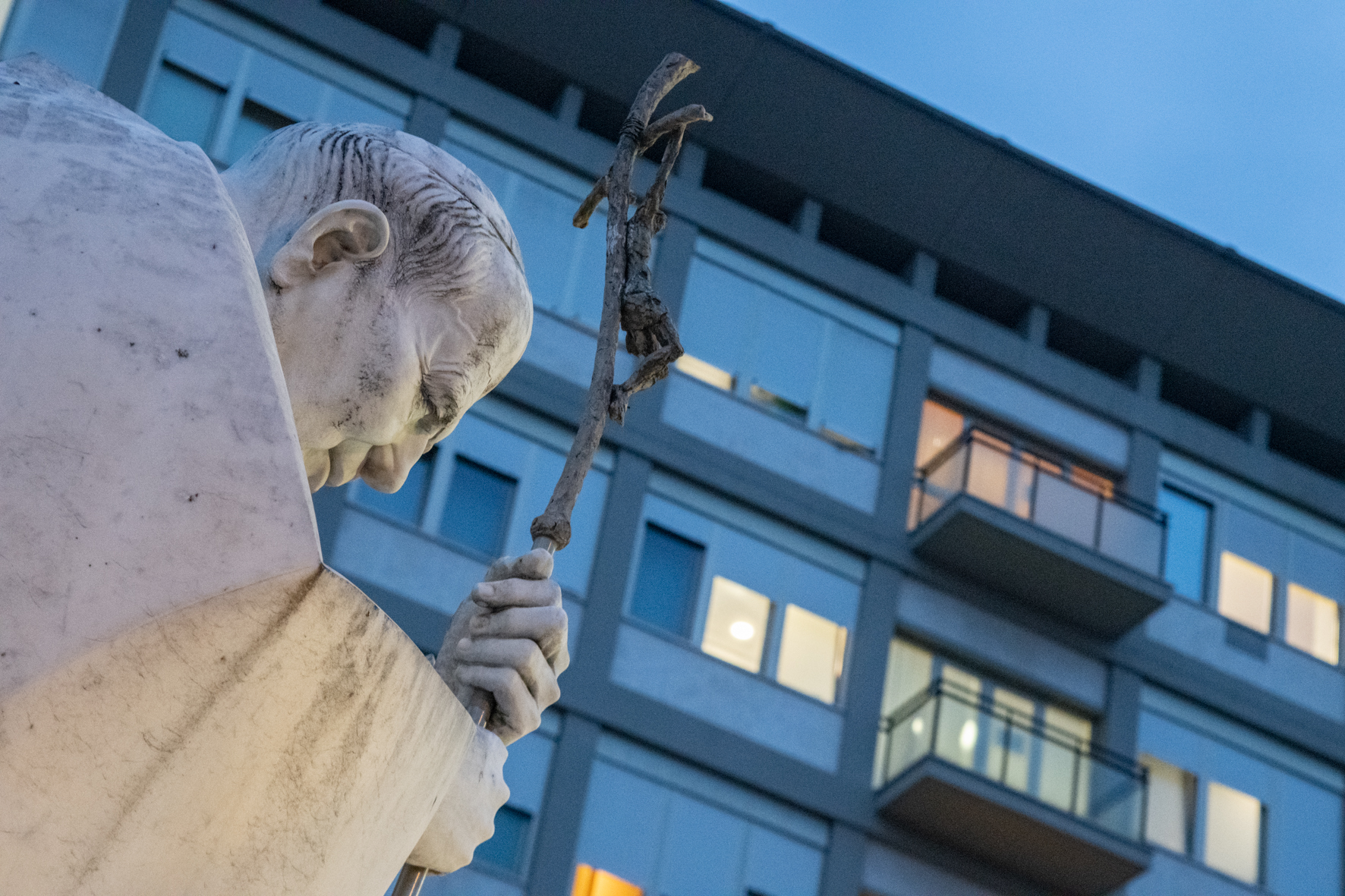 Nessun bollettino medico. Papa Francesco oggi «ha riposato e ha pregato»