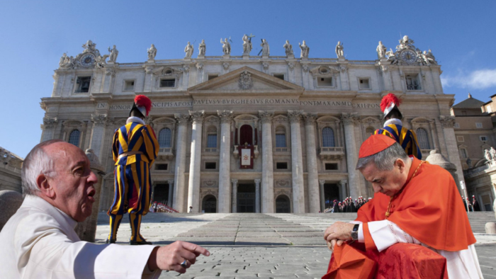 Papa Francesco invia i suoi sicari nelle comunità