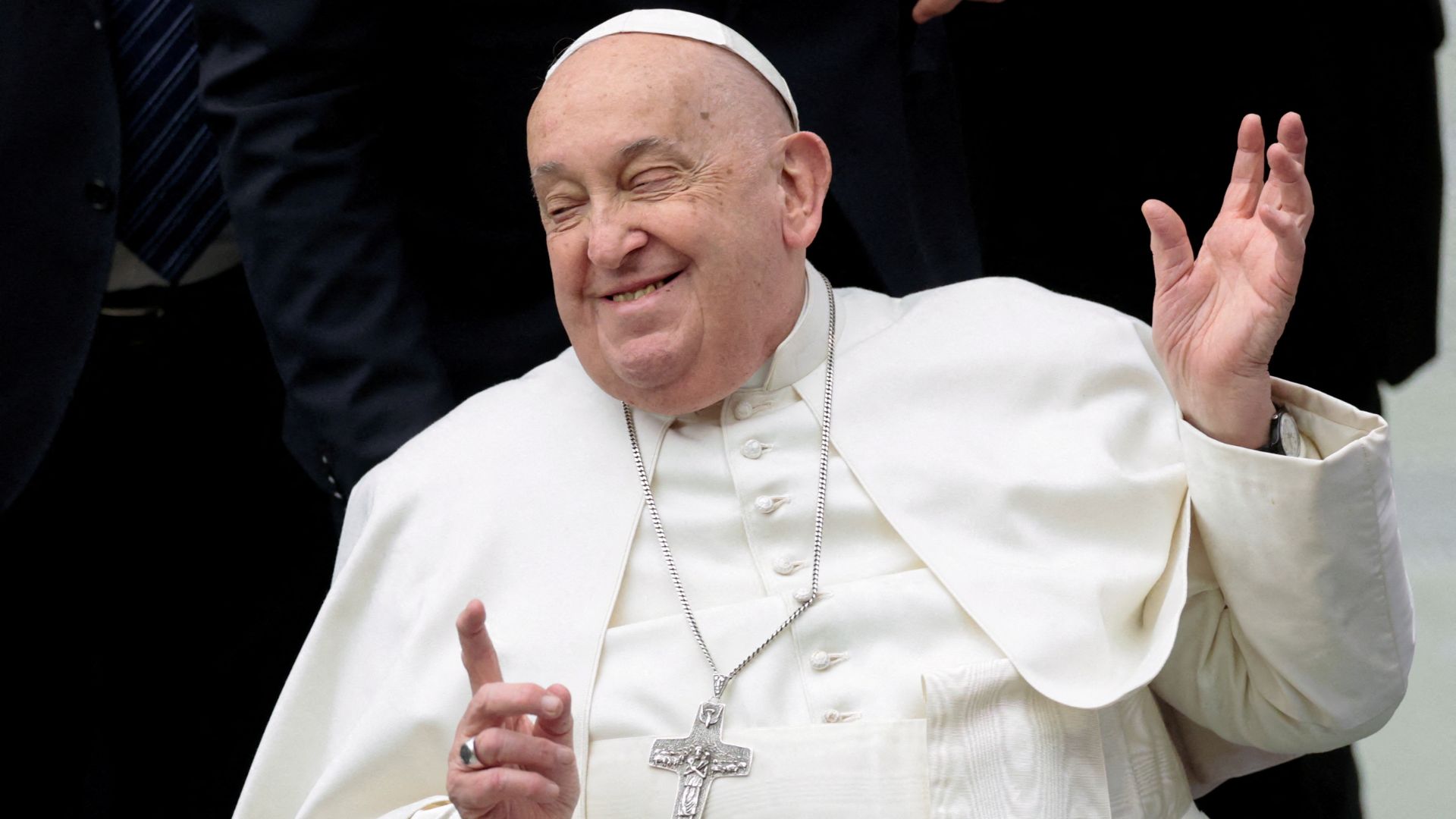 Dal Gemelli: «Il Papa ha avuto una crisi respiratoria. Prognosi riservata».