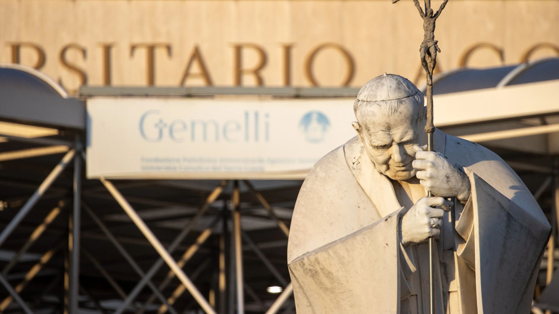 Dal Gemelli: «Ossigenoterapia ad alti flussi e ventilazione meccanica». De Donatis a Sant'Anselmo ha letto l'omelia del Papa