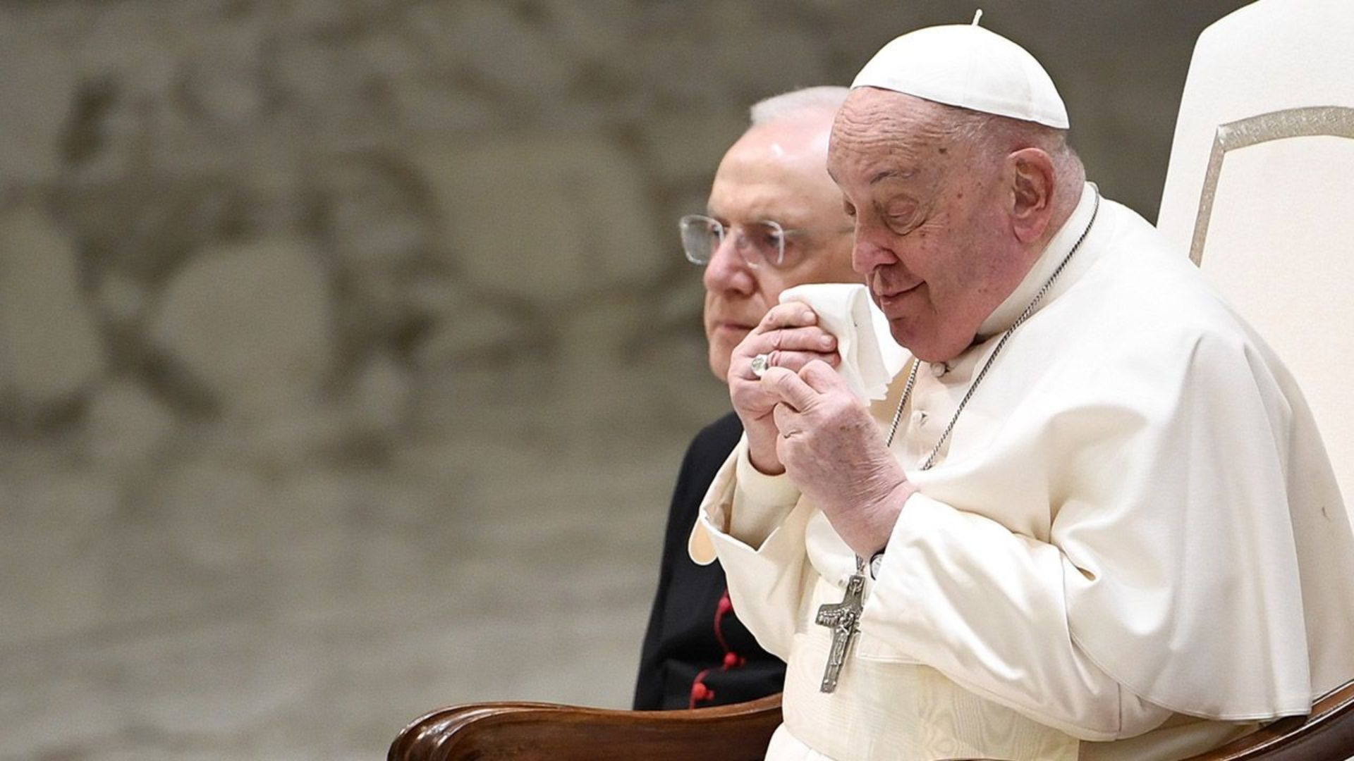 Papa Francesco resterà ancora in ospedale. Ecco perchè