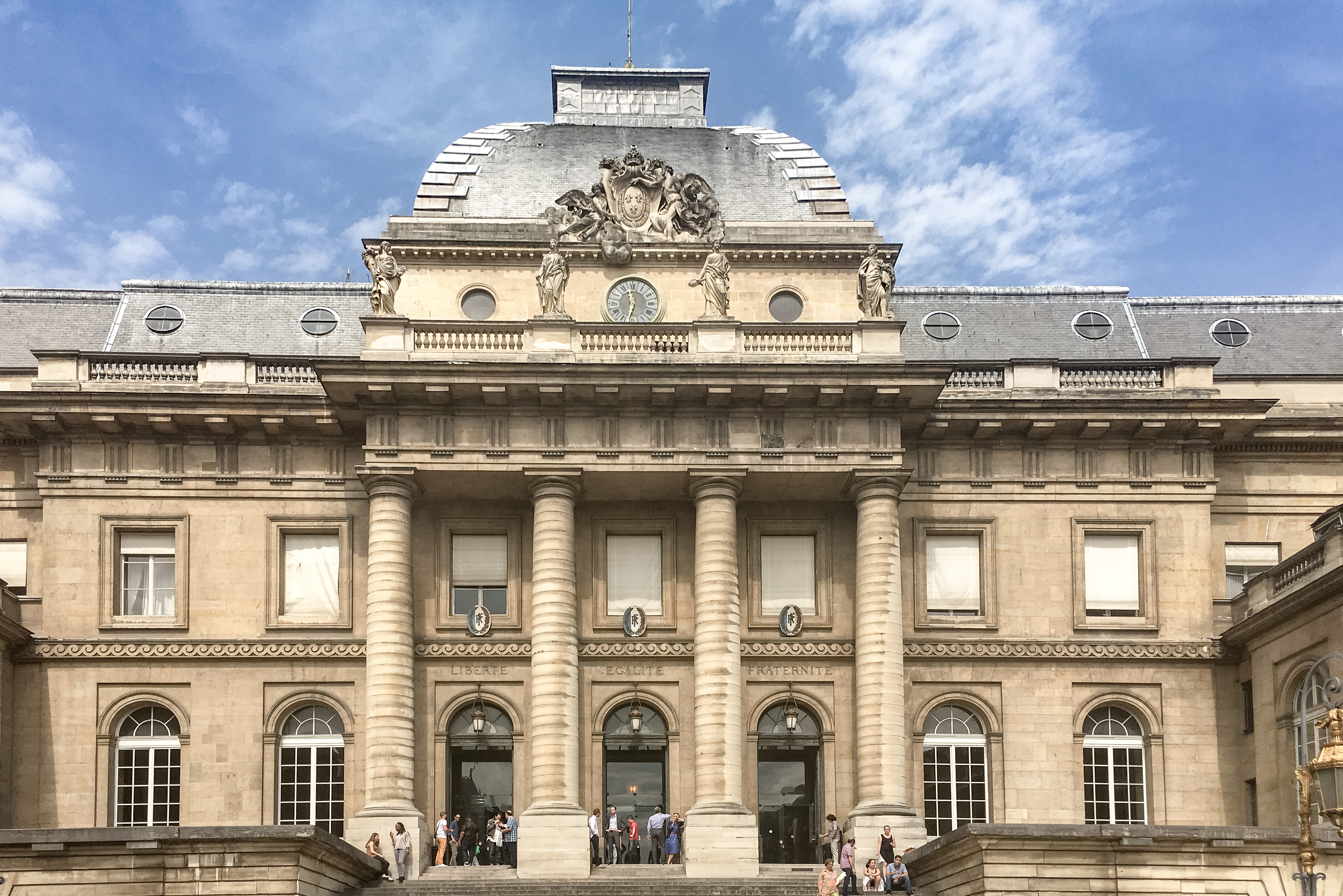 Santa Sede contro la Francia: «Ingerenza dello Stato grave violazione della libertà di associazione dei fedeli cattolici»