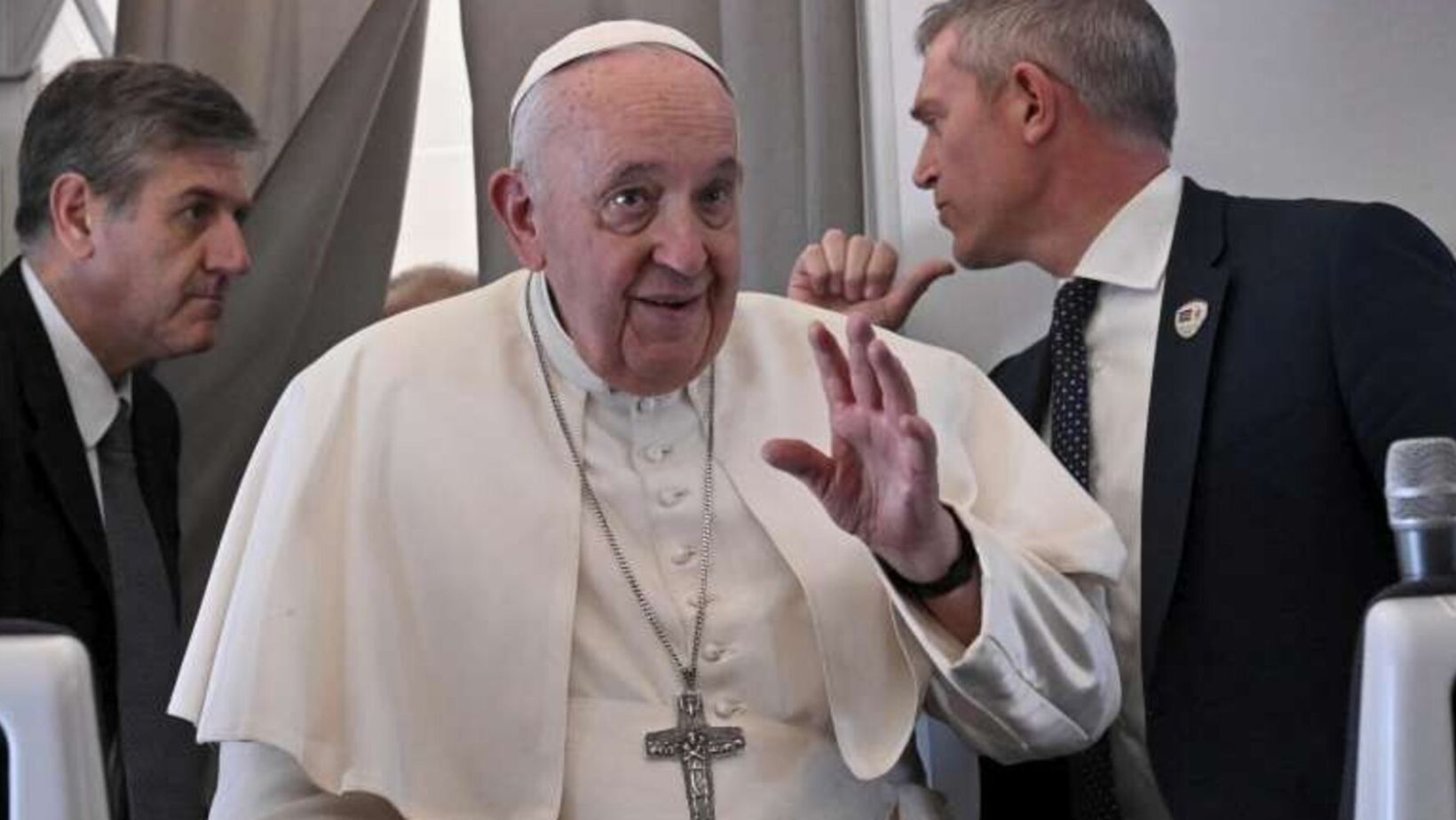 Papa Francesco sul volo di ritorno dalla Mongolia: "In Vietnam? Se non io, andrà Giovanni XXIV".
