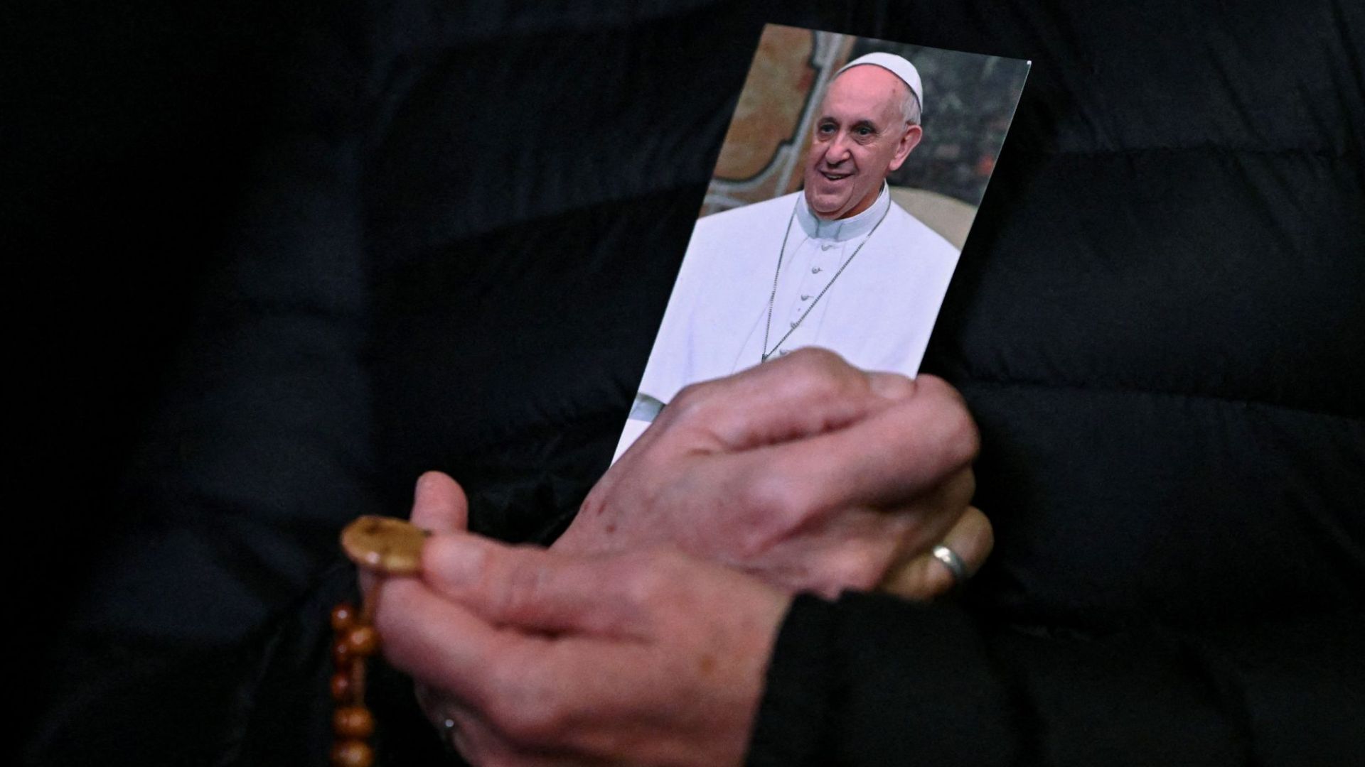 Il Papa al Gemelli. I medici: «Lieve miglioramento» ma non sciolgono la prognosi