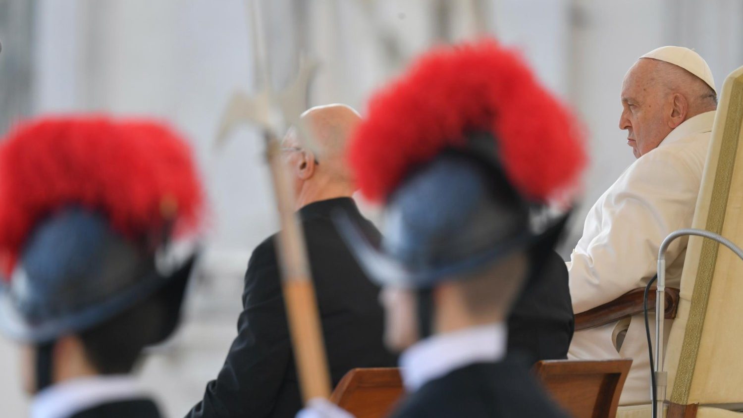 Papa Francesco all'udienza generale: «Il superbo ha un collo rigido, che non si piega»
