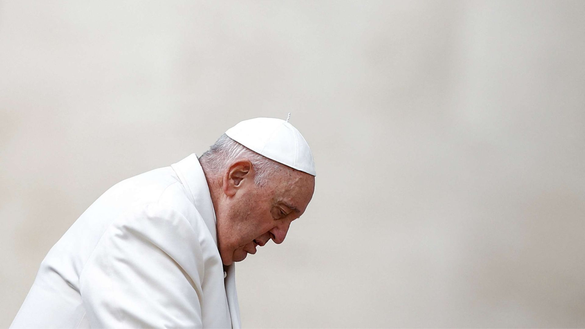 Papa Francesco segue gli esercizi spirituali e continua la terapia