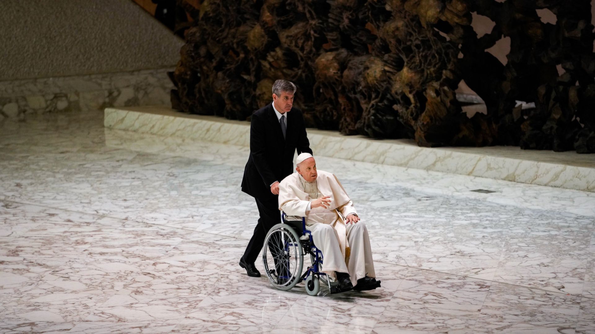 Il Papa in ospedale. I medici: «Fisioterapia motoria e respiratoria. Radiografie positive»